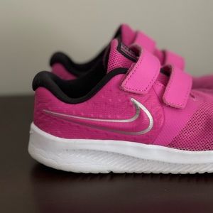 Size 10c Nike Runners 👟 🩷